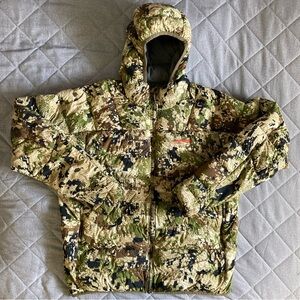 Sitka Kelvin Lite Down Jacket Mens XL Full Zip Hooded Subalpine Camo 30073